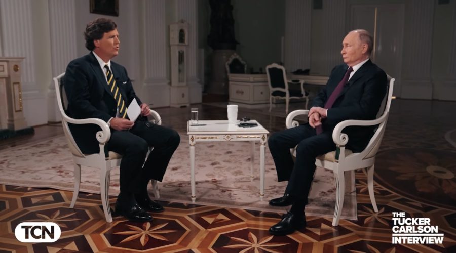 Putin domina entrevista tranquila com Tucker Carlson e usa-a para propagar sua imagem